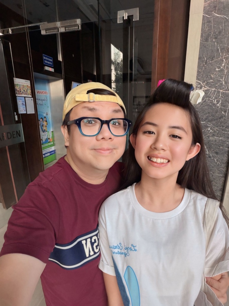 Ảnh sao 23/3: Lâm Khánh Chi đến nhà thắp hương cho Quý Bình - 10