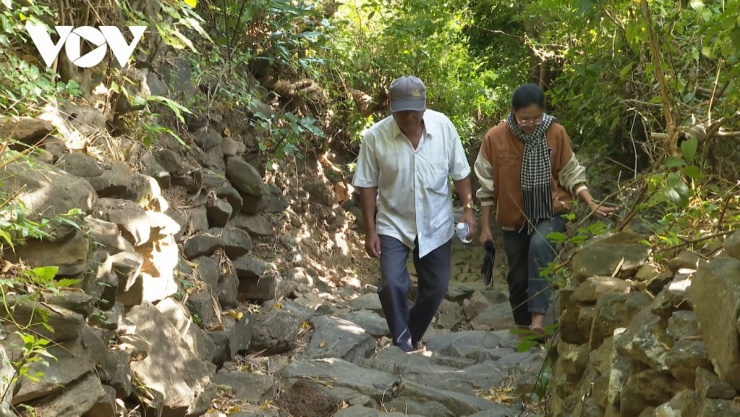 Con đường xếp đá đã có hàng trăm năm tuổi