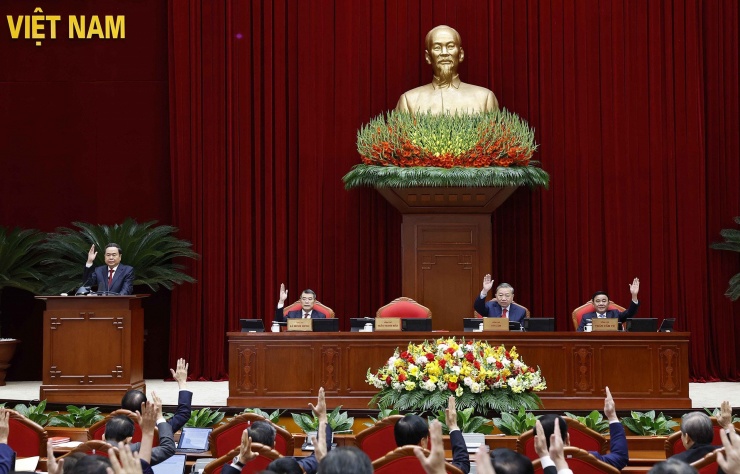 Tổng Bí thư Tô Lâm và các đại biểu thông qua chương trình hội nghị. Ảnh: TTXVN