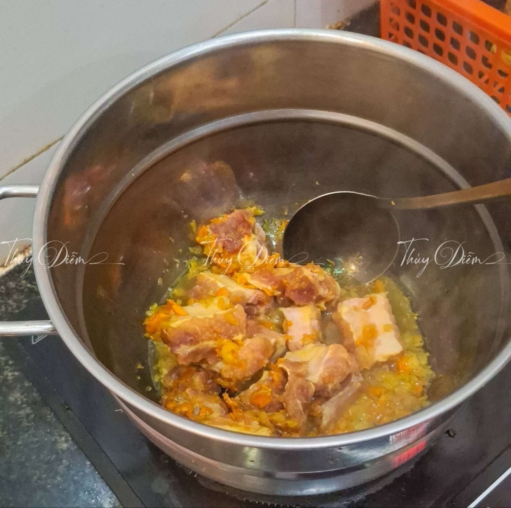 Cách nấu mì Quảng: Phi thơm củ nén, cho sườn vào đảo đều cho săn