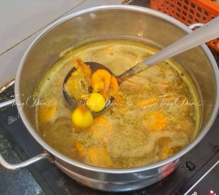 Cách nấu mì Quảng: Cho lần lượt tôm, trứng rồi cho nước lọc, nêm nếm theo khẩu vị&nbsp;