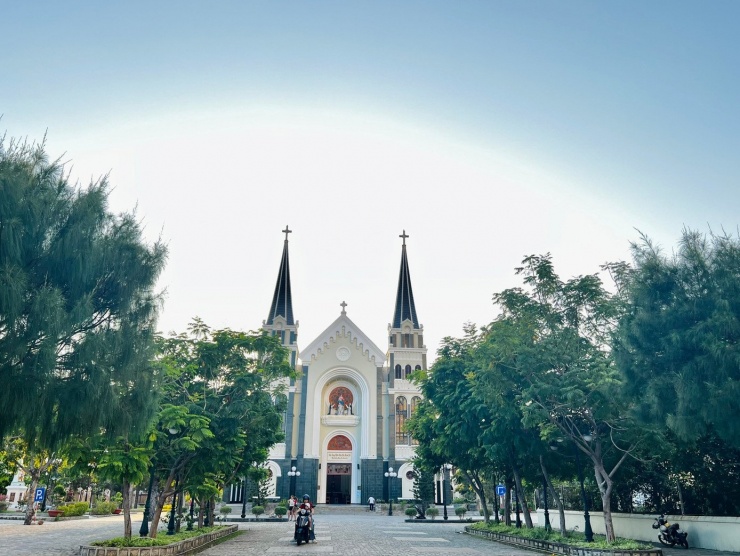 Không gian bên ngoài nhà thờ rộng rãi, thoáng đãng.