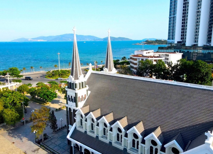 Giáo xứ Ba Làng đến vùng đất này từ những năm 1955. Công trình hướng ra biển mênh mông, rộng lớn cho mọi người cảm giác vô cùng thoải mái.