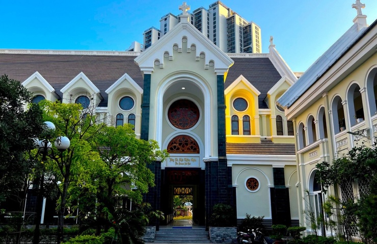 Lối kiến trúc vòm, tròn tạo không gian cao vút, thông thoáng và trang trọng.