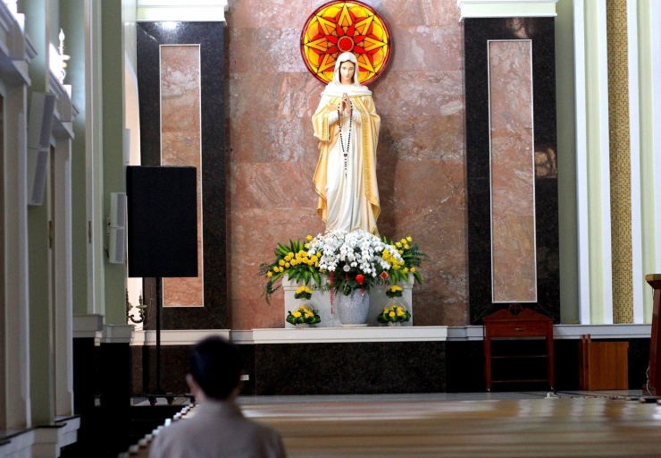 Bên trong nhà thờ.