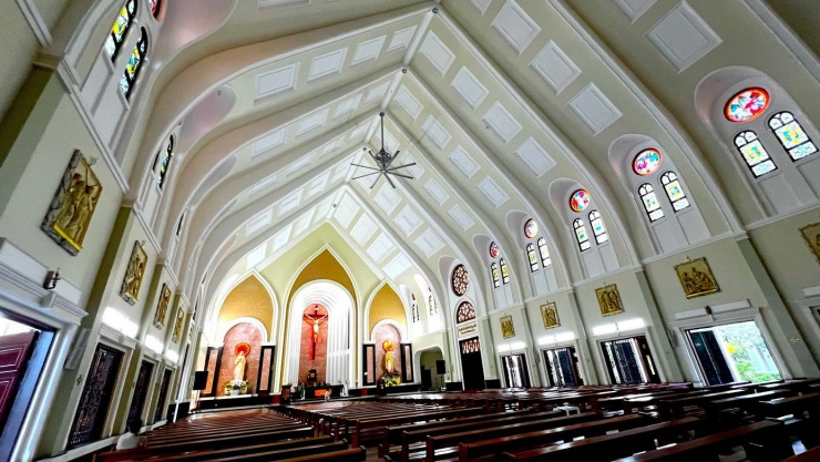 Thánh đường trang trọng, rộng lớn và mang đậm dấu ấn nghệ thuật tôn giáo.