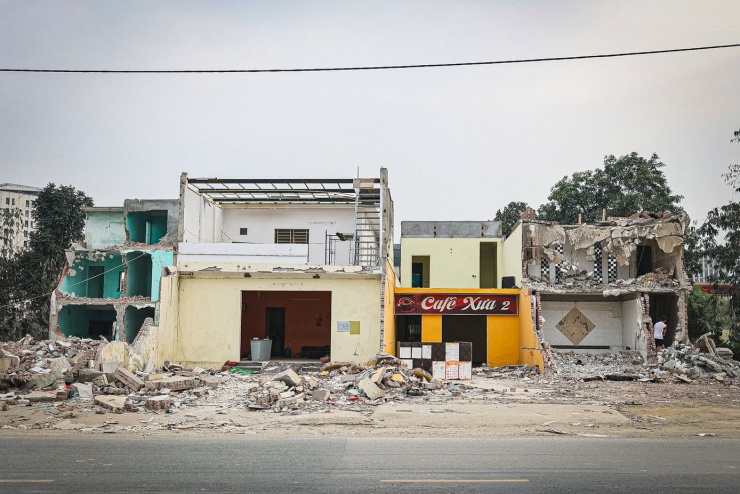 Theo Ban Quản lý Đường sắt đô thị Hà Nội, dự án chiếm dụng tổng diện tích khoảng 168,67 ha; trong đó gần 50 ha thuộc diện phải thu hồi, phần còn lại là đất công cộng. Hiện đơn vị đang tập trung xử lý hiện trạng hạ tầng kỹ thuật chồng chéo, quyết tâm hoàn thành bàn giao mặt bằng sạch trước mốc 30/6.