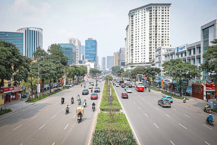 Tuyến Metro số 5 bắt đầu từ nút giao Văn Cao - Hoàng Hoa Thám, xuyên ngầm qua 'lõi' đô thị dọc theo các trục xuyên tâm như Liễu Giai, Nguyễn Chí Thanh trước khi khớp nối với đại lộ Trần Duy Hưng.
