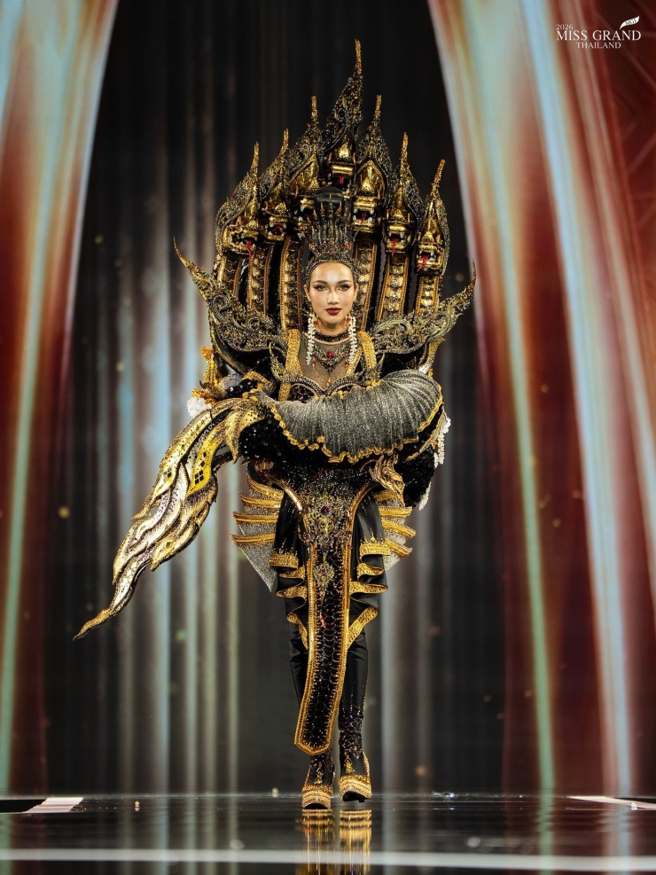 Đại diện Udon Thani mang đến bộ trang phục lấy cảm hứng từ một trong 9 vị vua Naga, biểu tượng của sức mạnh, đức tin và sự bảo vệ đất đai. Màu đen tượng trưng cho sức mạnh nguyên thủy của lưu vực sông Isaan. Áo giáp và đồ trang sức miêu tả một chiến binh bảo vệ, người đứng vững vượt thời gian.