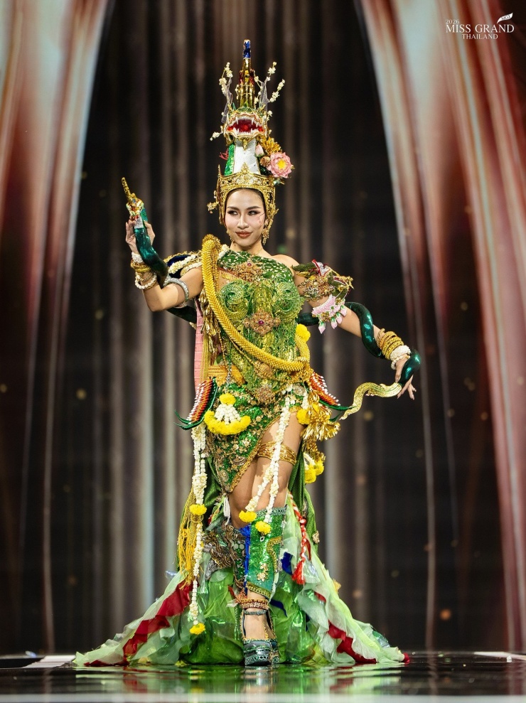 Đại diện tỉnh Nong Khai mang đến bộ trang phục thể hiện sự thanh lịch và sức mạnh của niềm tin vùng lưu vực sông Mekong, tỉnh Nong Khai. Bộ trang phục màu xanh ngọc lục bảo và vàng lấy cảm hứng từ Naga, được tô điểm bằng đầu và vảy Naga được chế tác tinh xảo, kết hợp nghệ thuật đương đại Thái Lan.