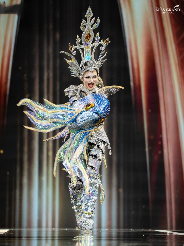 Đại diện tỉnh Suphanburi mang đến thiết kế có tên Nữ thần Cá muối Don Kamyan, lấy cảm hứng từ một giống cá muối cổ xưa của tỉnh Suphanburi, nơi khởi nguồn của món cá muối nổi tiếng Thái Lan.