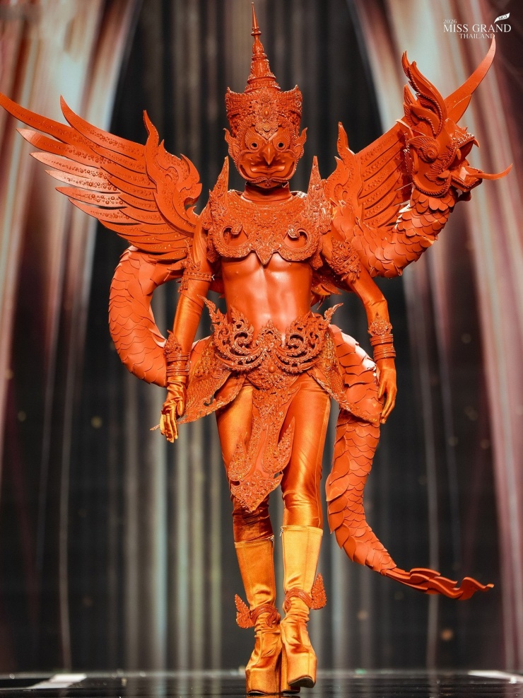 Đại diện tỉnh Ubon Ratchathani mang đến bộ trang phục lấy cảm hứng từ lễ rước nến truyền thống của Ubon Ratchathani, một truyền thống kéo dài hơn 100 năm. Thiết kế miêu tả quá trình các nghệ nhân biến những giọt sáp ong thành những tác phẩm nghệ thuật Phật giáo tinh xảo.