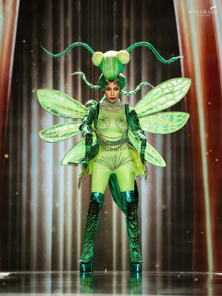 Đại diện tỉnh Surin trình diễn thiết kế mang tên Oh-Ka-Nob-Ting-Tong - một điệu múa dân gian truyền thống của vùng Isaan phía Nam, Surin, được lưu truyền hơn 50 năm. Điệu múa mô phỏng chuyển động của bọ ngựa trong mùa thu hoạch.