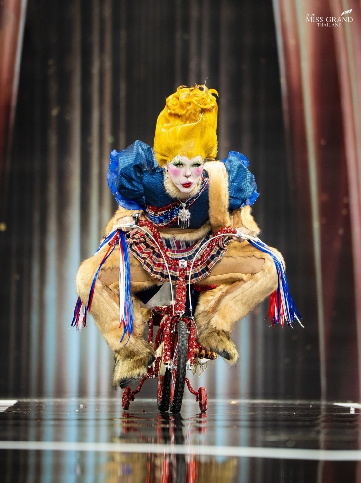 Đại diện tỉnh Maha Sarakham mang đến thiết kế lấy cảm hứng về những chú khỉ lông vàng ở Kosum Phisai, sinh sống tại vườn quốc gia rừng Kosumphi, tỉnh Maha Sarakham. Trang phục kết hợp cảm hứng từ điệu múa trống dài Wa Pi Pathum với bản chất tinh nghịch của những chú khỉ Kosum Phisai.