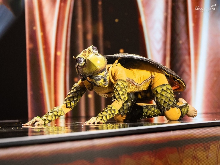 Đại diện tỉnh Khon Kaen hóa thành chú rùa mai vàng trong phần trình diễn trang phục dân tộc. Theo tín ngưỡng địa phương, rùa là tôi tớ của Chao Pu Fa Rangum, vị thần bảo hộ thiêng liêng của làng. Vì vậy, dân làng giữ gìn truyền thống không làm hại rùa và cùng nhau bảo tồn chúng, biến chúng thành biểu tượng của niềm tin và sự cân bằng giữa con người và thiên nhiên.