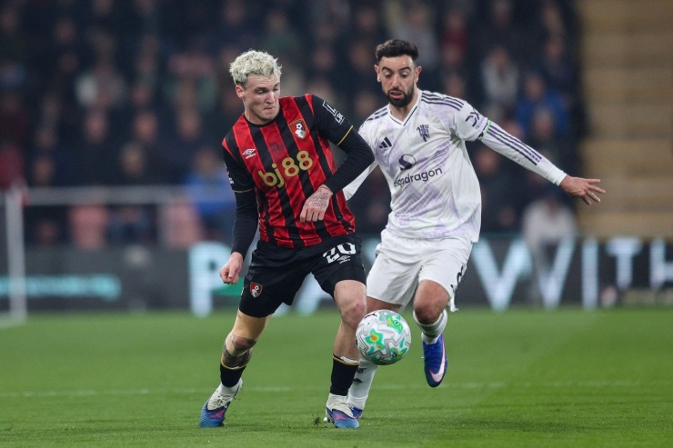 Hai vòng liên tiếp, Liverpool và Chelsea gục ngã, giúp MU tiếp tục tăng tốc ở cuộc đua.