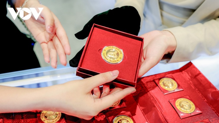 Giá vàng SJC chênh kỷ lục gần 30 triệu/lượng, nhà đầu tư “trắng tay” vì lỗ nặng - 3