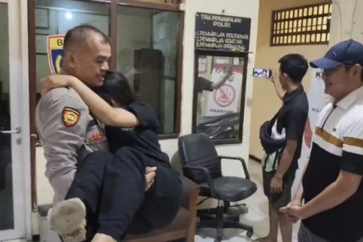 Một sĩ quan cảnh sát đã giúp đỡ thai phụ. Ảnh: Lambe Turah.