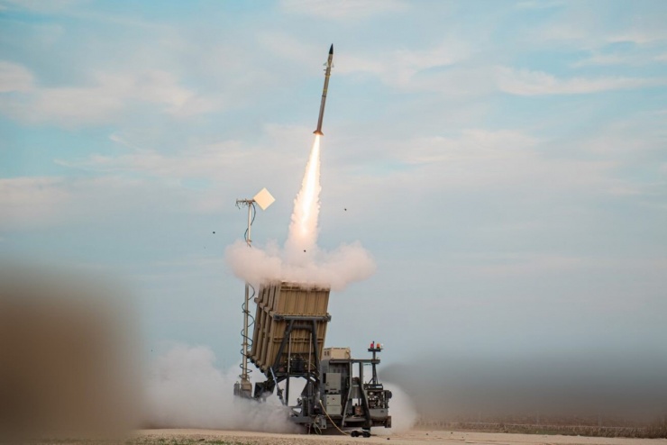 Iron Dome (Vòm Sắt), hệ thống phòng không được triển khai rộng rãi nhất, đã đánh chặn hơn 5.000 quả rocket với tỷ lệ thành công trên 90%. Đây là hệ thống đa nhiệm duy nhất đã được kiểm chứng trong thực chiến, có khả năng đồng thời bảo vệ trước nhiều loại mối đe dọa ngày càng đa dạng, bao gồm các mục tiêu bay trong khí quyển cũng như các mối đe dọa tầm ngắn (SHORAD), chống rocket-pháo-đạn cối (C-RAM) và vũ khí dẫn đường chính xác (PGM) trong điều kiện tấn công dày đặc, cả ngày lẫn đêm và trong mọi điều kiện thời tiết. Ảnh: Rafael.