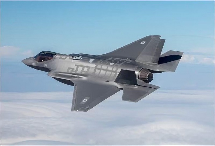 F-35I Adir (tiếng Do Thái có nghĩa là “Mighty” - Đấng toàn năng) là phiên bản tùy chỉnh chuyên biệt của tiêm kích tàng hình F-35A Lightning II của Mỹ, được phát triển riêng cho Không quân Israel (IAF). Adir tích hợp sâu các công nghệ điện tử hàng không, phần mềm, hệ thống gây nhiễu và vũ khí nội địa của Israel, biến nó thành trung tâm chỉ huy bay và vũ khí tấn công chính xác cao. Ảnh: IAF.