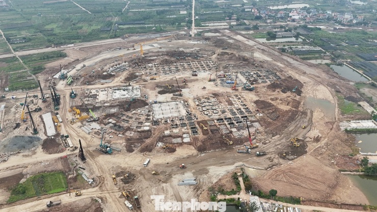 Sau 5 tháng thi công, đại công trường sân vận động PVF 60.000 chỗ tại Hưng Yên dần lộ diện, nhiều hạng mục thành hình, thi công ngày đêm để bảo đảm tiến độ.