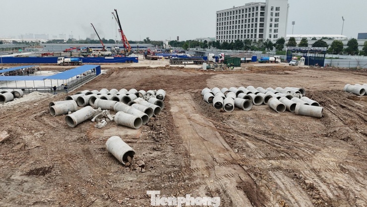 Bên cạnh sân vận động chính, phần phụ trợ cũng sẽ có quảng trường ngoài trời và bãi đỗ xe hiện đại rộng 18ha. Đây là sân vận động được thiết kế theo tiêu chuẩn FIFA, đủ điều kiện đăng cai các trận đấu World Cup và giải đấu khu vực.