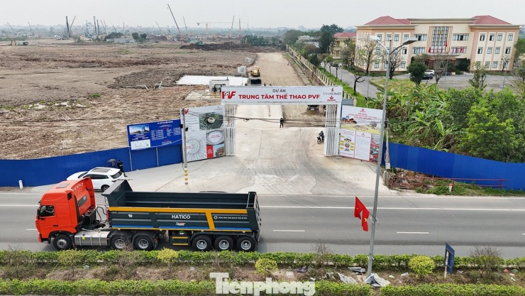 Sân vận động PVF tại xã Nghĩa Trụ (tỉnh Hưng Yên) được khởi công từ ngày 19/10/2025, với quy mô 60.000 chỗ ngồi. Công trình do Bộ Công an làm chủ đầu tư, Công ty cổ phần Vinhomes đảm nhận vai trò tổng thầu xây dựng.