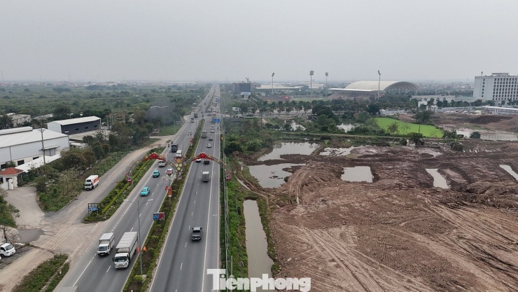 Tổng thầu dự án cho biết mái che của sân vận động PVF sẽ sử dụng vật liệu PTFE chống hấp thụ nhiệt, ngăn tia UV và giảm tiếng ồn, giúp không gian bên trong thoáng mát, tiết kiệm năng lượng và duy trì độ bền.