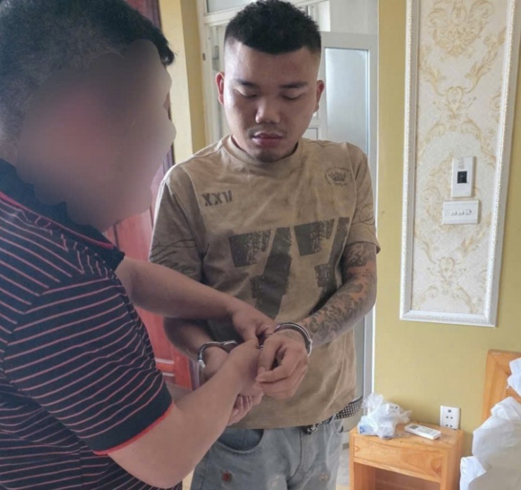 Thời điểm đối tượng&nbsp;Dương Hữu Ninh bị bắt giữ khi lẩn trốn trong nhà nghỉ.