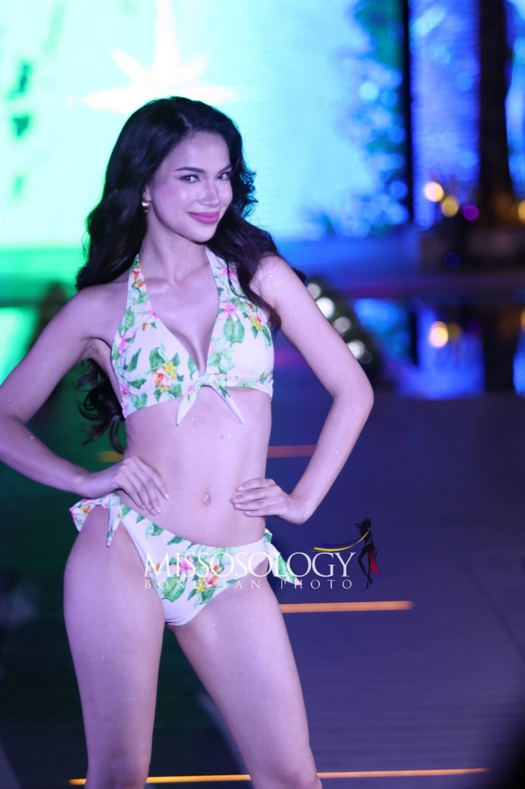 Đại diện Baguio City - Roxie Baeyens tự tin trình diễn áo tắm. Cô có gương mặt sắc sảo, hiện đại cùng thân hình nóng bỏng. Roxie Baeyens từng tham dự cuộc thi Hoa hậu Trái Đất Philippines 2020. Hiện đại diện Baguio City được nhận xét nằm trong nhóm tiềm năng cho vương miện.