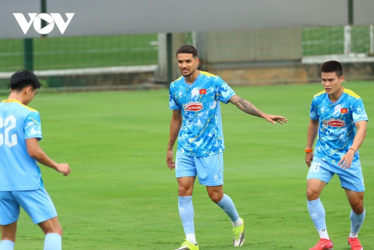 Sau khi nhập tịch, Hoàng Hên đang có phong độ ấn tượng trong màu áo Hà Nội FC khi ghi được 6 bàn thắng tại V-League mùa này.