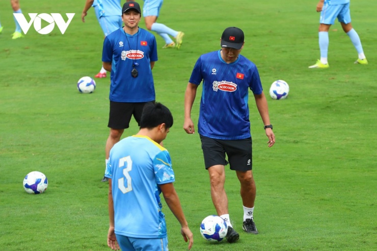 HLV Kim Sang Sik cũng tham gia bài tập đá bóng ma cùng các học trò.