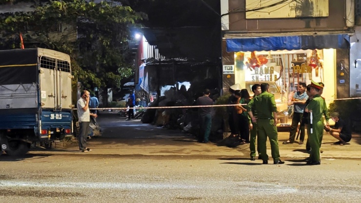 Lực lượng chức năng làm nhiệm vụ tại hiện trường vụ nổ. Ảnh: N.L