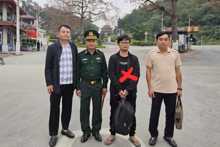 Đối tượng truy nã Chen Lu thời điểm lực lượng chức năng chuẩn bị bàn giao cho Công an Trung Quốc theo quy định.