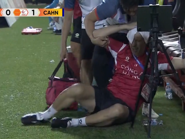 Trợ lý HLV Công an Hà Nội choáng sau xô xát với cầu thủ Đà Nẵng