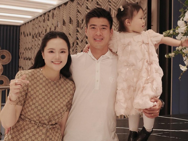 Vợ Duy Mạnh diện set đồ gần 3 tỷ đồng đi ăn cưới