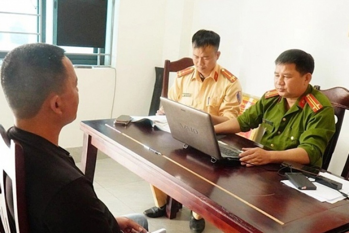 Xe bán tải đỗ chắn đường ở Nghệ An: Tài xế bị phạt 5 triệu đồng