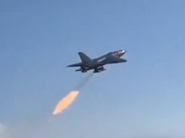 VIDEO: UAV cảm tử của Iran liên tiếp xuất kích, nhắm vào loạt căn cứ Mỹ và nhiều mục tiêu Israel