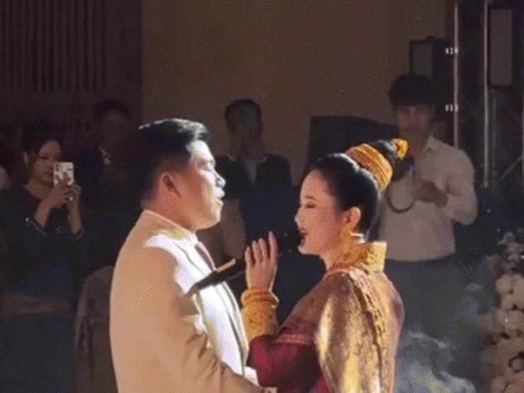 Cô dâu Lào hát tiếng Việt tặng chú rể, quan khách ngỡ ngàng vì quá hay