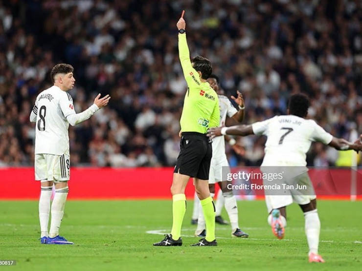 Valverde nhận thẻ đỏ suýt thành tội đồ, HLV Arbeloa vẫn khen trọng tài