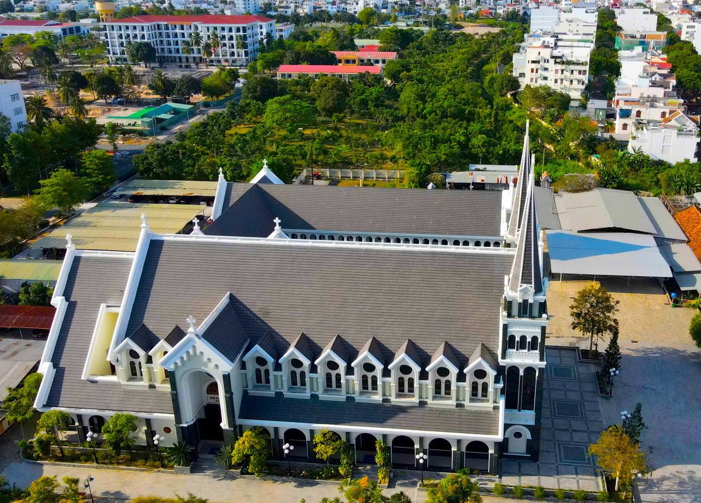 Với bố cục thoáng đãng, đây là điểm dừng chân phù hợp cho du khách yêu thích tham quan kiến trúc tôn giáo, khám phá nhà thờ.