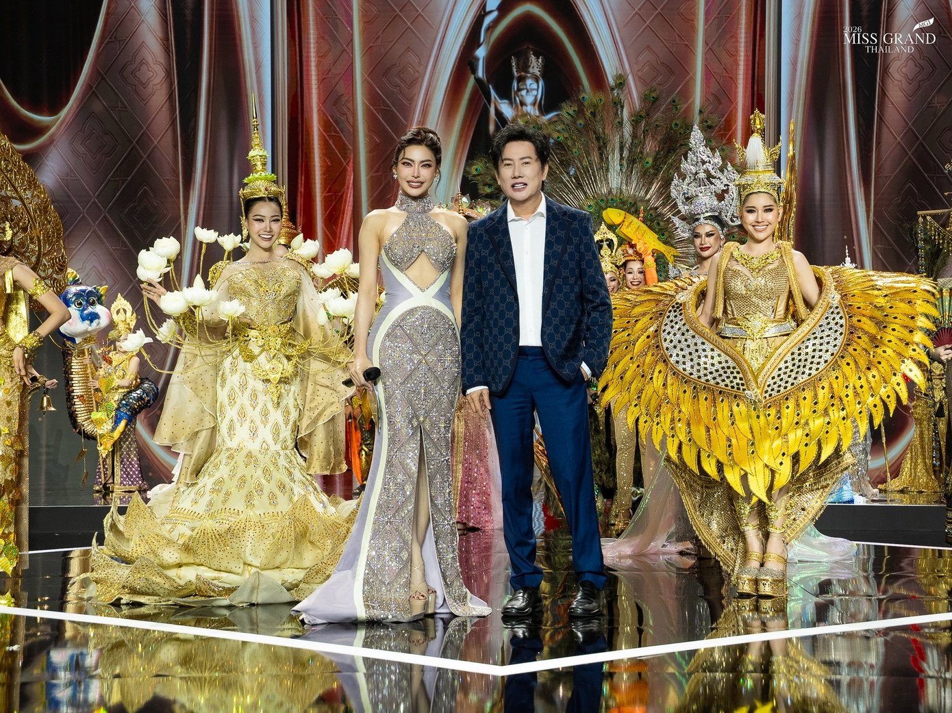 Tối 22/3 đã diễn ra phần thi Trang phục dân tộc của cuộc thi Hoa hậu Hòa bình Thái Lan 2026. Đây là đêm thi quan trọng, được đông đảo fan sắc đẹp xứ sở chùa vàng mong đợi. 77 thí sinh đã mang đến những bộ trang phục độc đáo, lộng lẫy, đại diện cho địa phương mà họ sinh ra, lớn lên.