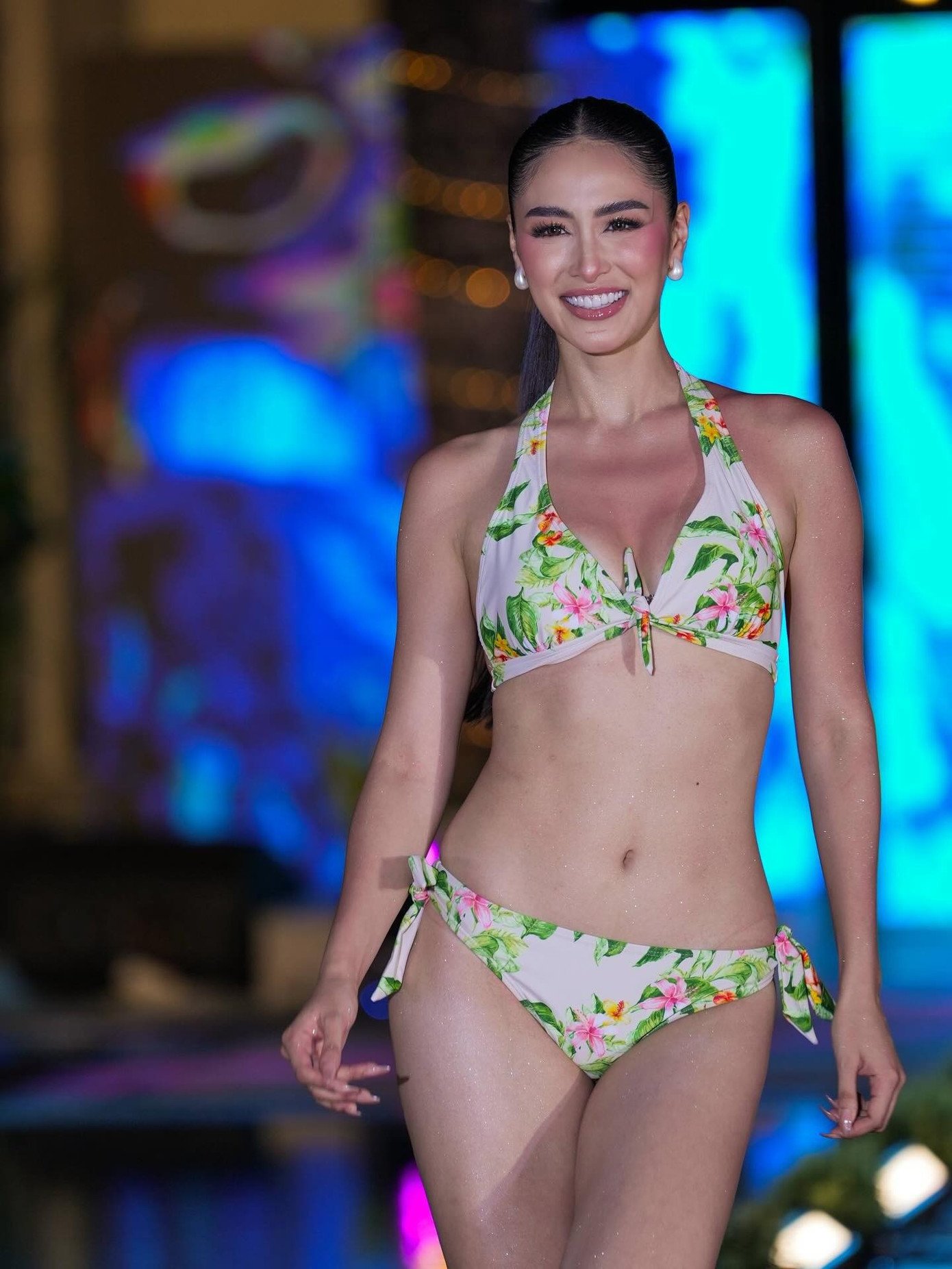 Nicole Borromeo năm nay 25 tuổi, cao 1,72 m, nhan sắc ngọt ngào với gương mặt như búp bê. Cô từng theo học chuyên ngành thiết kế thời trang, đồng thời là người mẫu nổi tiếng ở Philippines.