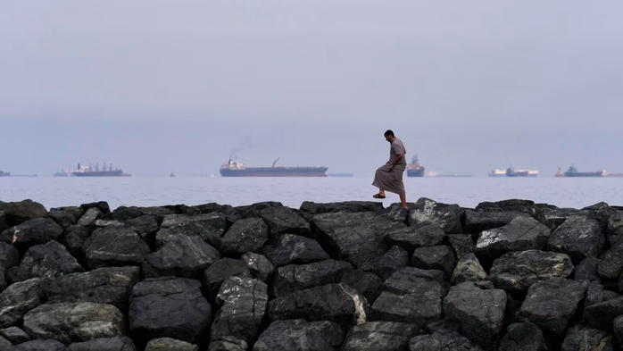 Tàu hàng và tàu chở dầu xếp hàng dài ở eo biển Hormuz hôm 11-3. Ảnh. AP