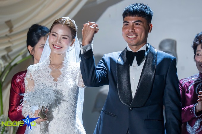 Vợ chồng Huyền Trang - Đức Huy trong ngày cưới ở Hà Nội.