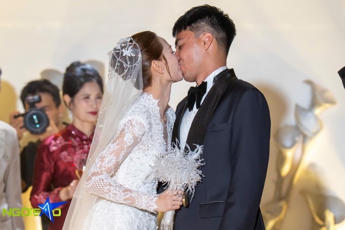Huyền Trang - Đức Huy hôn nhau trong tiếng reo hò của khách mời.