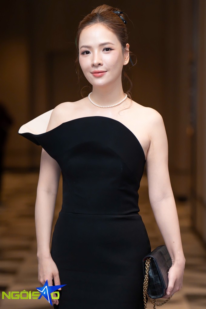 MC, diễn viên Đan Lê khoe sắc với váy liền phong cách thanh lịch, quyến rũ.