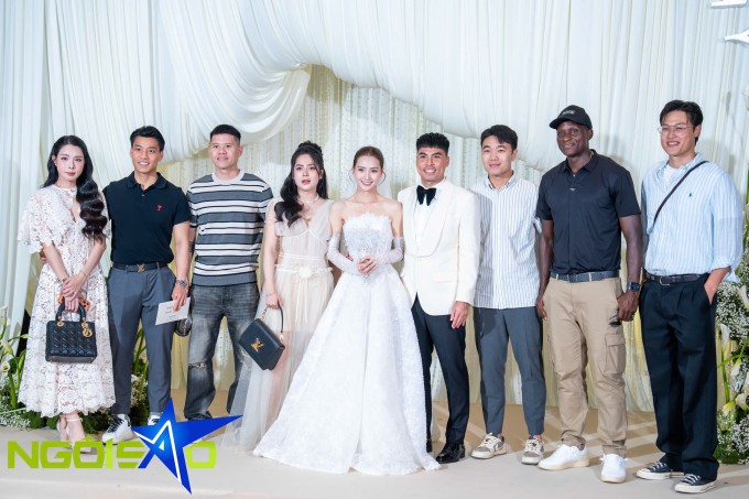 Xuân Trường (thứ ba từ phải sang) và Văn Thanh (thứ hai từ trái sang) cùng dàn cầu thủ có mặt để chúc phúc cho Đức Huy - Huyền Trang.