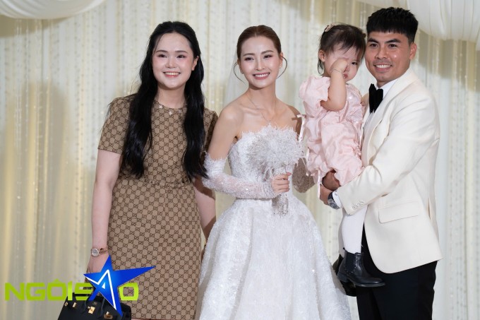 Người đẹp Quỳnh Anh, bà xã cầu thủ Duy Mạnh, phủ hàng hiệu đến dự cưới cùng con gái út thay cho ông xã đang bận thi đấu.