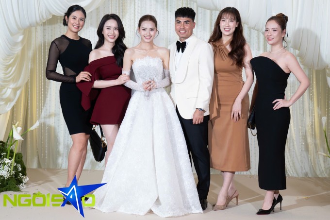 Hoa hậu Ngọc Hân, MC Ngô Mai Phương (từ trái sang) và Đan Lê và Phí Thùy Linh (từ phải sang) cùng khoe sắc tại tiệc cưới của Huyền Trang và Đức Huy. Trước đó, cặp sao đã tổ chức tiệc mừng ở quê nhà của cả hai.